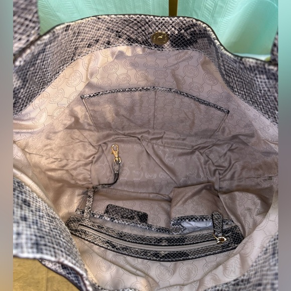 NWOT - Michael Kors Milo Large Hobo Bag - Picture 8 of 10